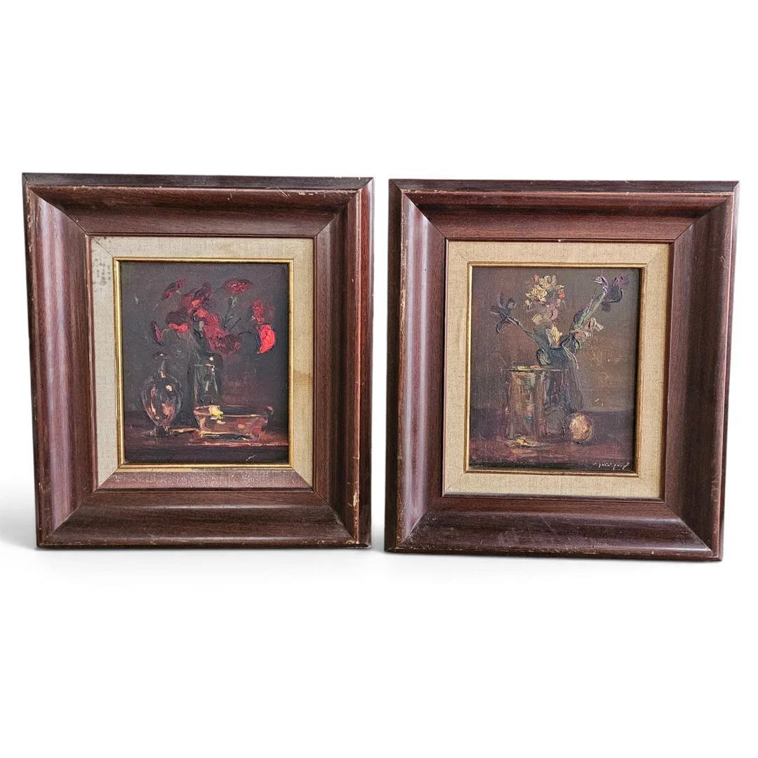 JOAN SOLÀ PUIG. Bodegón de flores. Pareja de óleos sobre tabla. — Paintings — Arce Auctions
