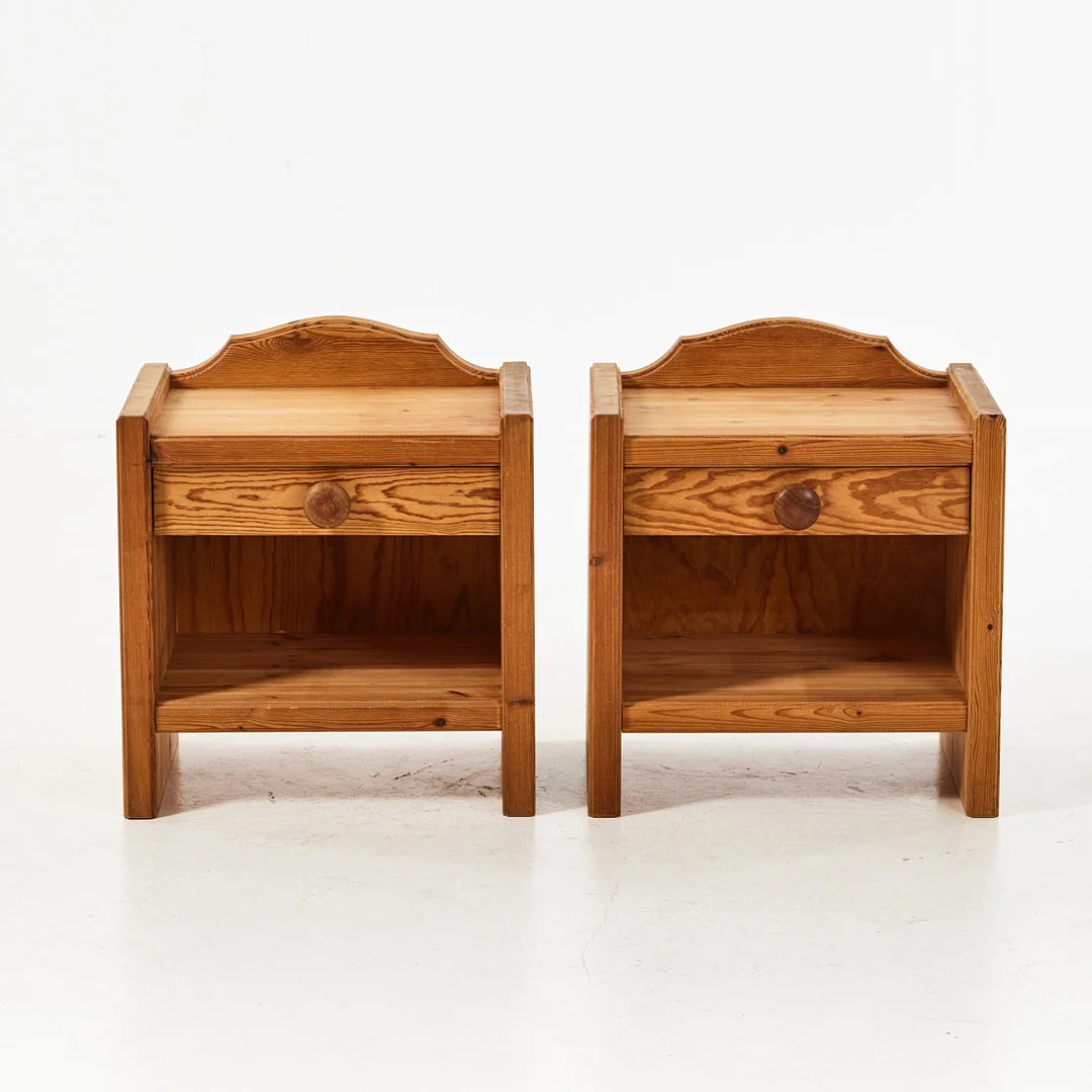 SÄNGBORD, 1 par, 1970-tal, massiv furu, låda i sarg med svarvad dragknopp. — Tables — Stockholms Auktionsverk Magasin 5