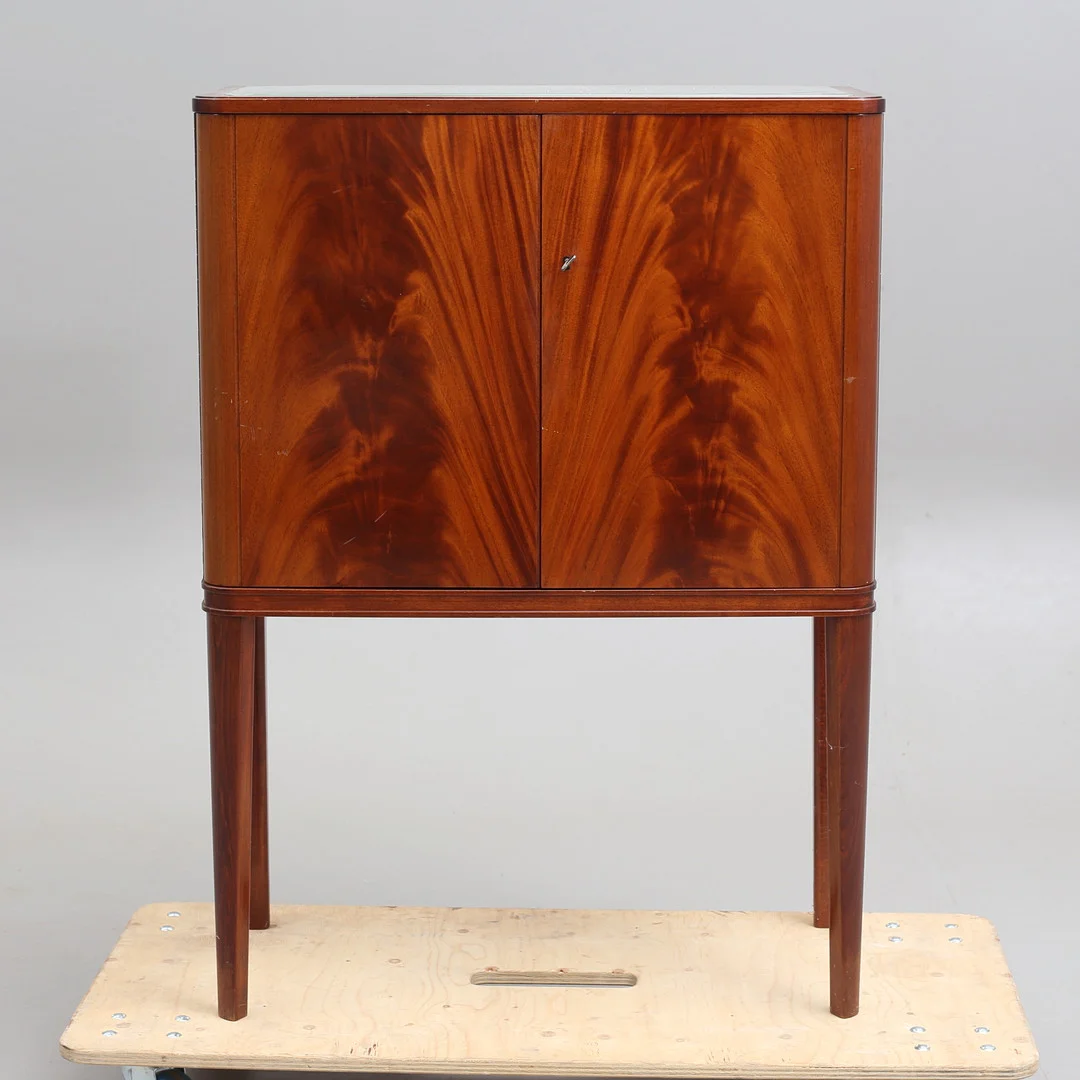 BARSKÅP, Swedish Modern, mahogny/glas, omkring 1900-talets mitt. — Cupboards, Cabinets & Shelves — Auktionshuset Thelin & Johansson