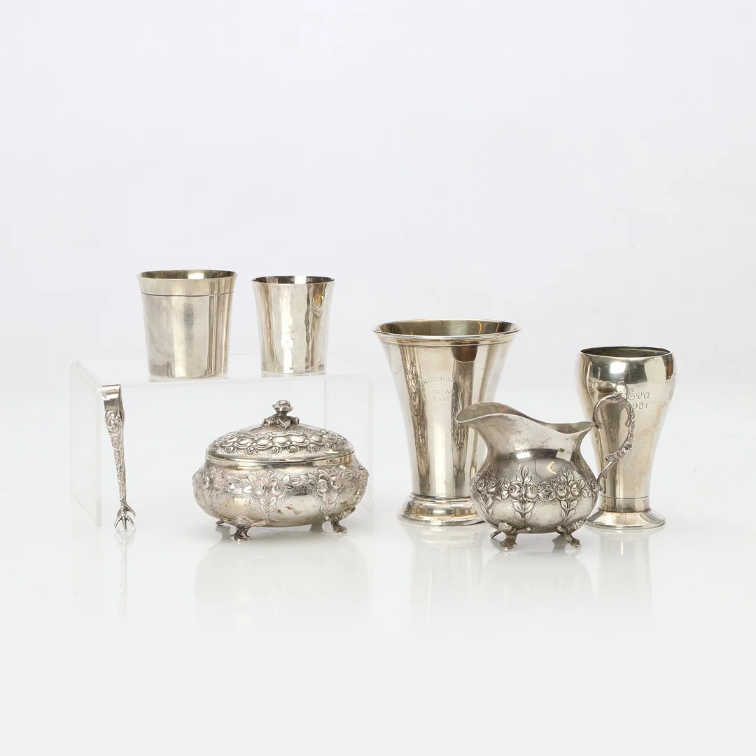 SILVERFÖREMÅL, SJU ST. Silver, totalvikt ca 592 gram. — Silver — Skånes Auktionsverk
