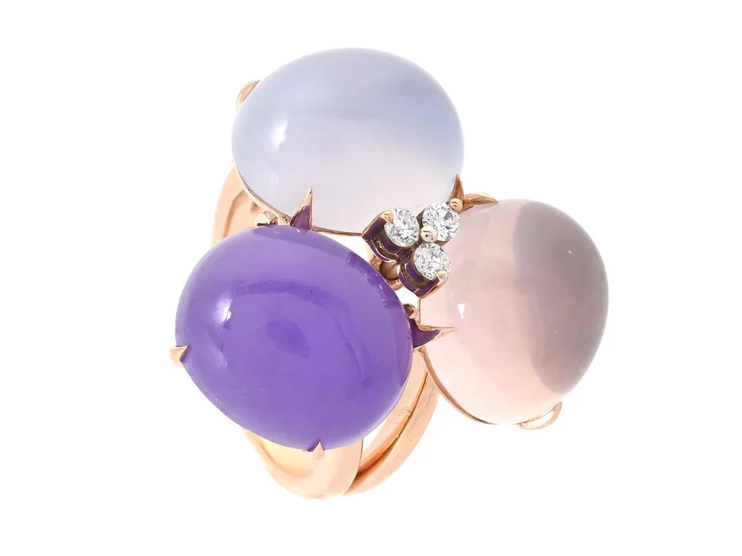 RING, 18K roséguld, cabochonslipad rosenkvarts, blå kalcedon och färgad jadeit, 3 briljantslipade diamanter ca 0,12 ctv, ca TW-W/VS-SI, stl 17,5 mm, vikt 16,2 g. — Smycken/Ring — Kaplans