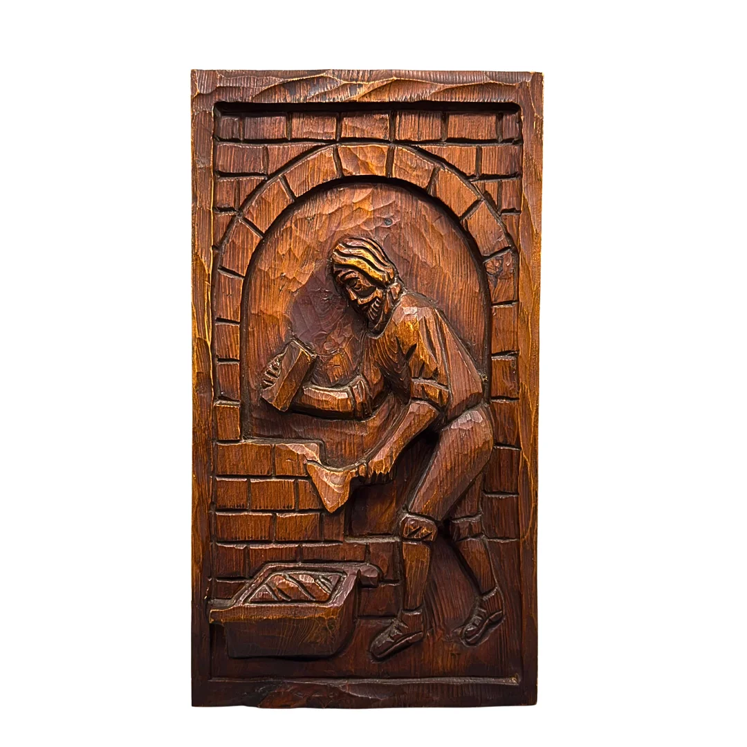 HOLZRELIEF VON EINEM MAURER BEI DER ARBEIT. — Sculptures & Bronzes — Auktionshaus Stuber's Hammerschlag