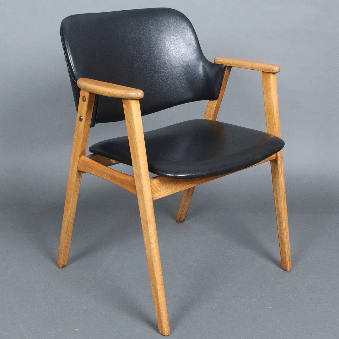 AB KLAES GUSTAVSSON. Armlehnstuhl der 1960er, Eiche, Kunstleder, Schweden. — Armchairs & Chairs — Stockholms Auktionsverk Düsseldorf/Neuss