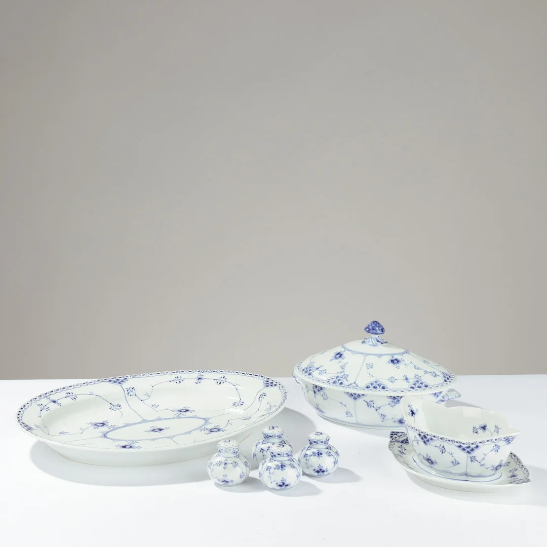 ARNOLD KROG (1856-1931). Stel af glaseret porcelæn, "Musselmalet Halvblonde", Royal Copenhagen, Danmark, (7). — Tableware — Palsgaard Kunstauktioner