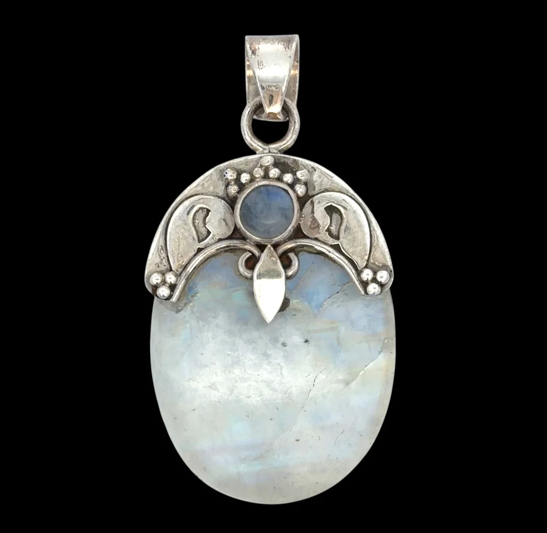 SILVER AND MOONSTONE PENDANT. — Brooches & Pendants — Griffin’s Auctioneers