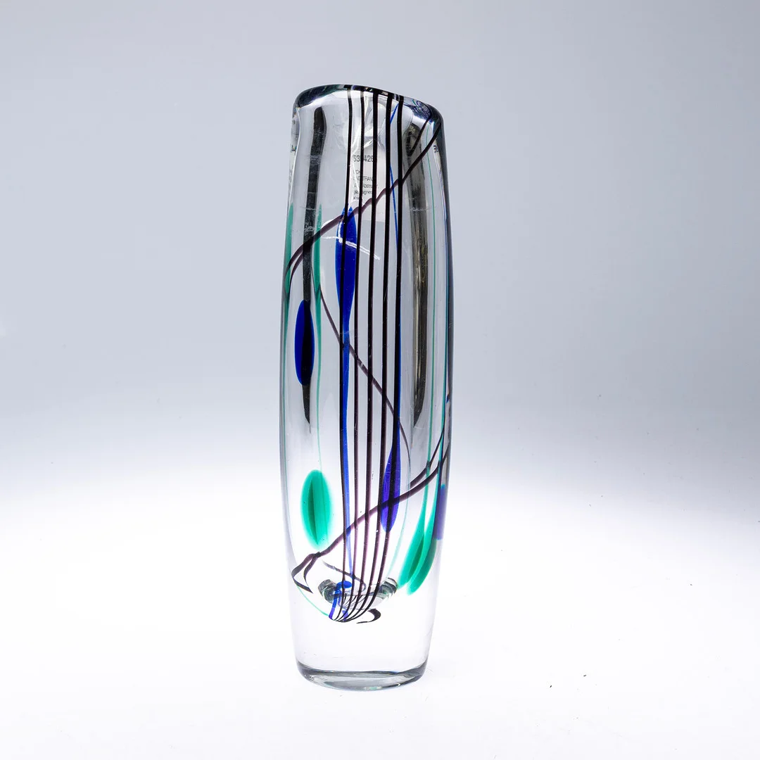 VICKE LINDSTRAND. Vas, "Abstracta", glas, signerad, Kosta. — Art glass — Handelslagret Auktionsservice