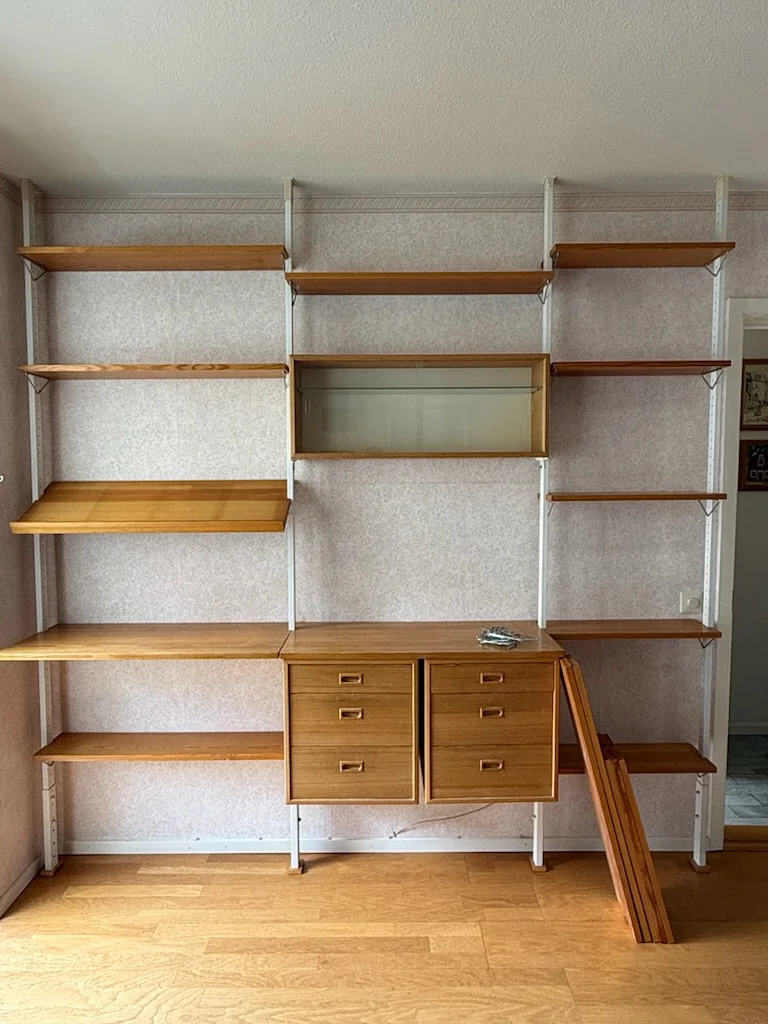 OLOF PIRA. Hyllsystem, furu, vitlackerade stommar, etikettmärkt Pira. — Cupboards, Cabinets & Shelves — Stockholms Auktionsverk Sickla