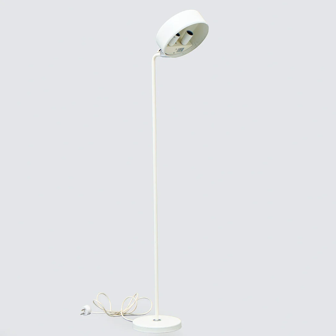 ANDERS PEHRSON. "Stekpannan", golvlampa, Åhus Lyktan. — Floor lights — Uppsala Auktionskammare