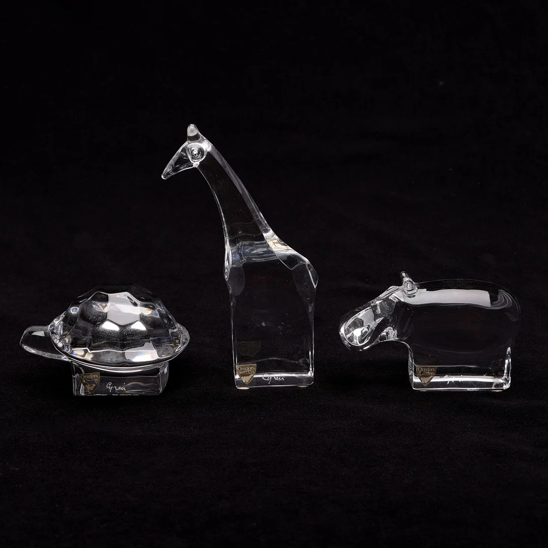 GUNNAR CYRÉN. FIGURINER I FORM AV DJUR, TRE ST, ORREFORS. — Art glass — Crafoord Auktioner Lund