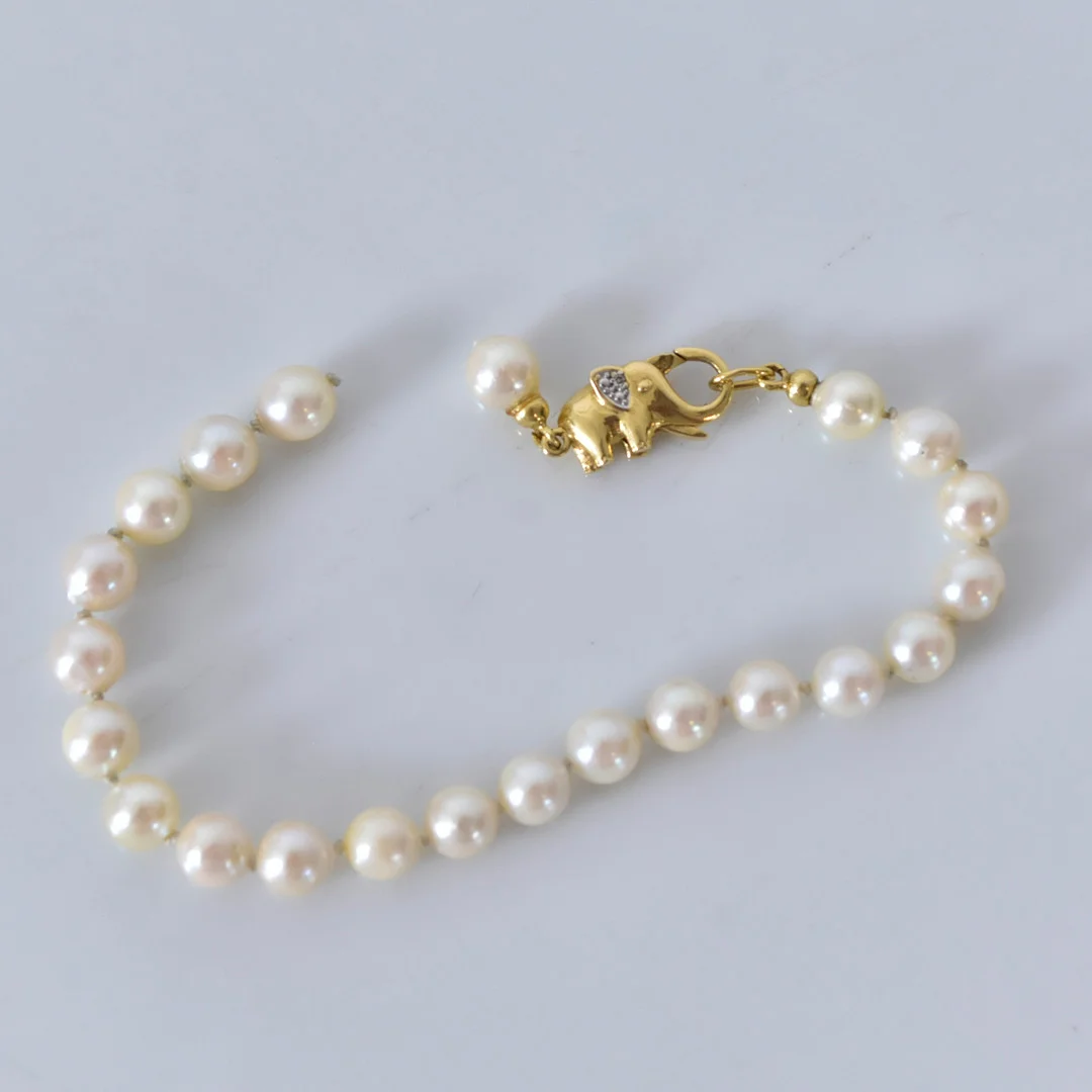 PÄRLARMBAND, med guldlås 18K. — Necklace — Halmstads Auktionskammare