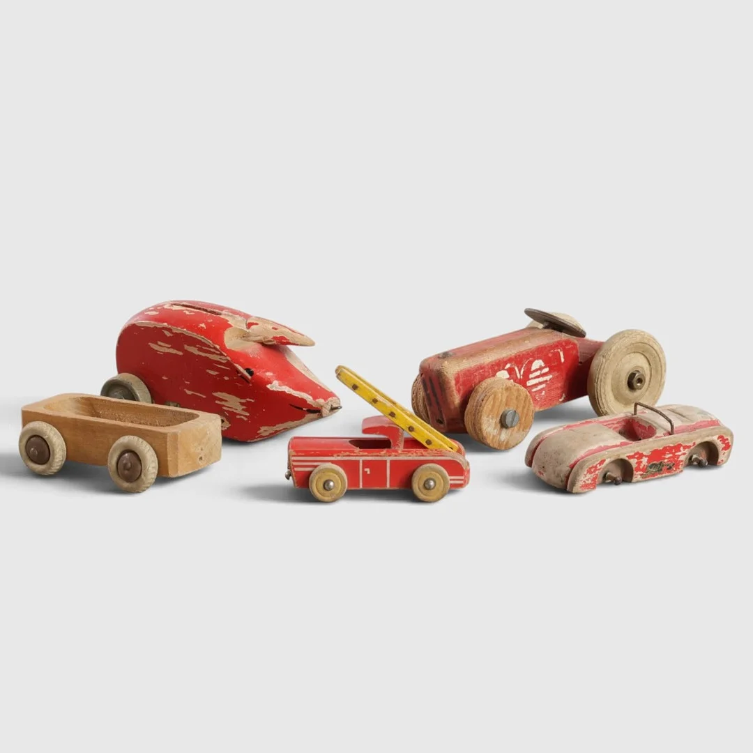 TEKNO M.FL. Samling biler af bemalet træ. Enkelte udført og mærket hos Tekno. Danmark, omkring 1900-tallets midte (5). — Toys — Woxholt Auktionshus