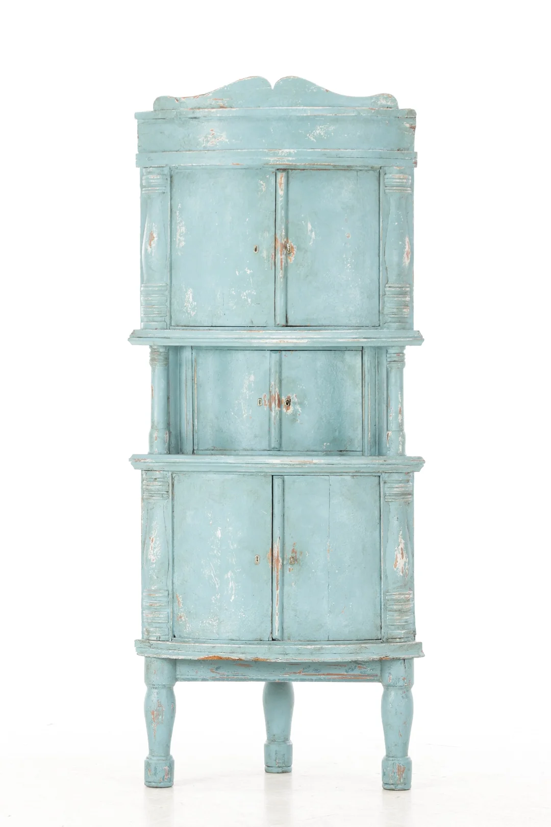 Swedish painted corner cabinet, 19th century. — Furniture/Cabinets, chests of drawers — Lauritz
