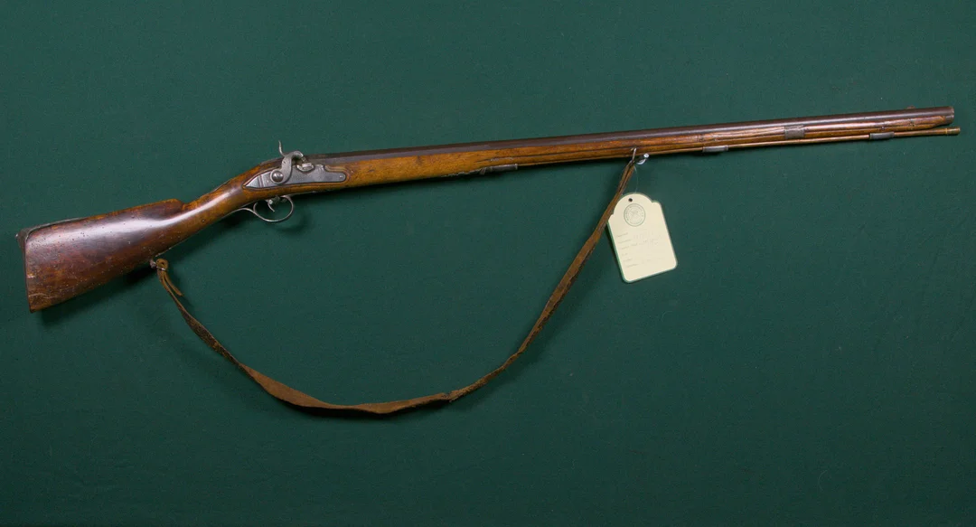 Slaglåsgevär, sammansatt, 1800-talets första hälft, låsblecket märkt I.C Stöhr, A. Hanau, pipan Lazaro Lazarino. — Guns & Rifles — Mauritz Widforss