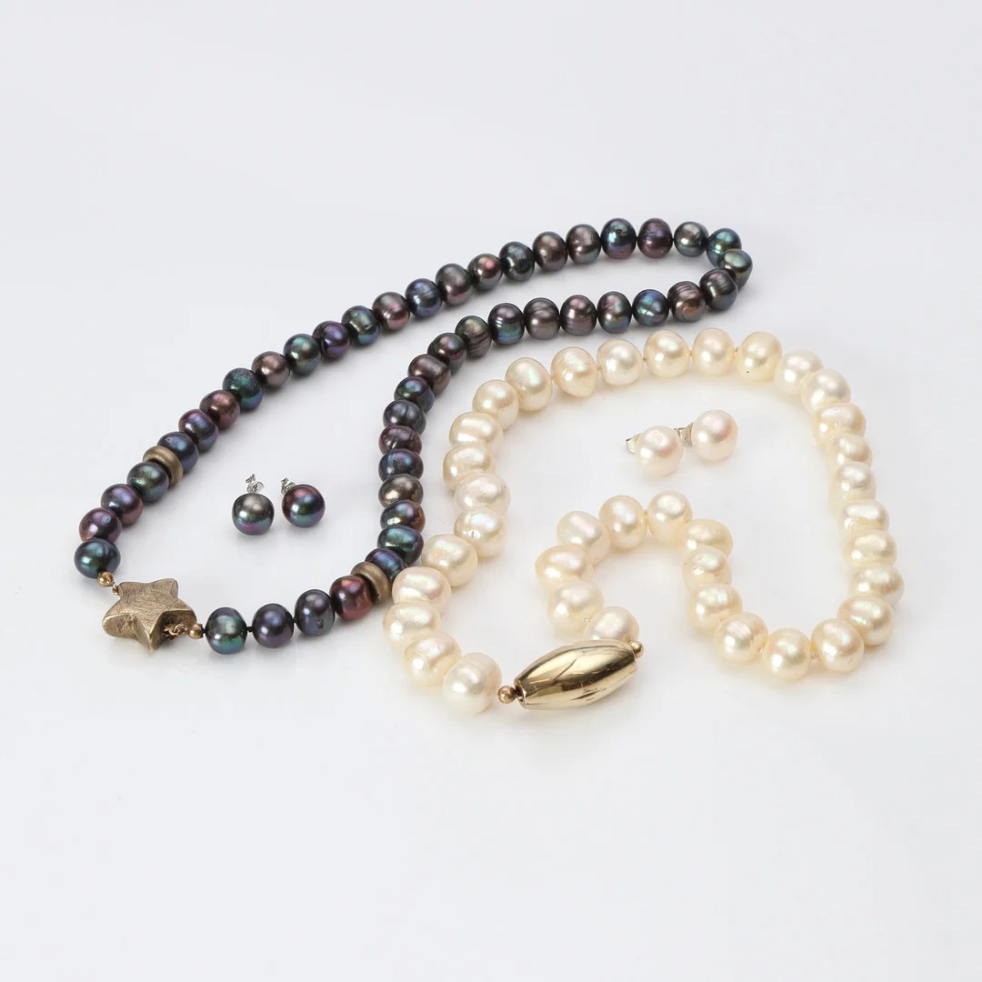 COLLIERER, TVÅ ST, MED ÖRHÄNGEN. Odlade sötvattenpärlor, lås i förgyllt silver. — Necklace — Skånes Auktionsverk