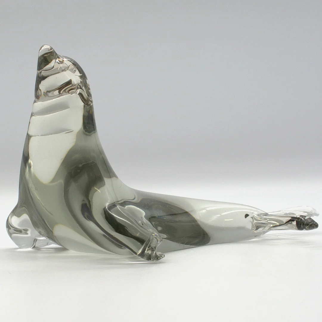 GLAS SKULPTUR ALS PLASTISCHE ROBBE, SIGNIERT VOM KÜNSTLER. 20. JAHRHUNDERT. — Art glass — Kunst- und Auktionshaus Kleinhenz