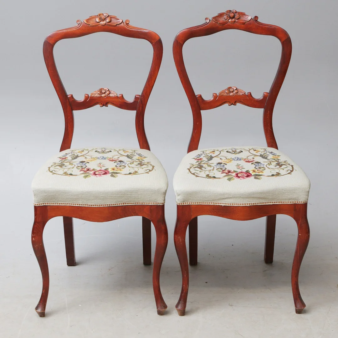 STOLAR, 2 st, nyrokoko, med sitsar i petit point. — Armchairs & Chairs — Kalmar Auktionsverk