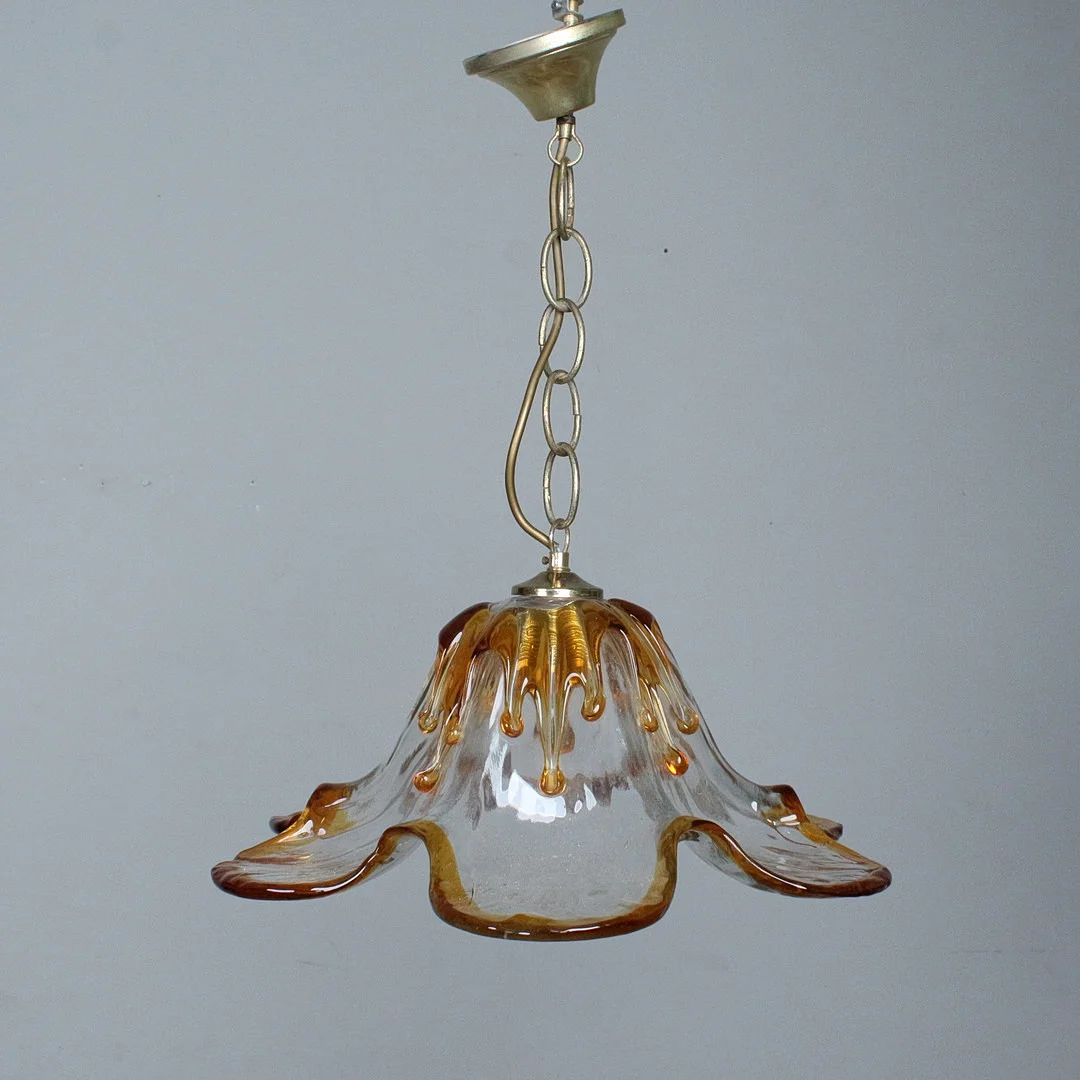 Italienische Deckenlampe in Blütenform der 1970er. — Ceiling lights — Stockholms Auktionsverk Düsseldorf/Neuss