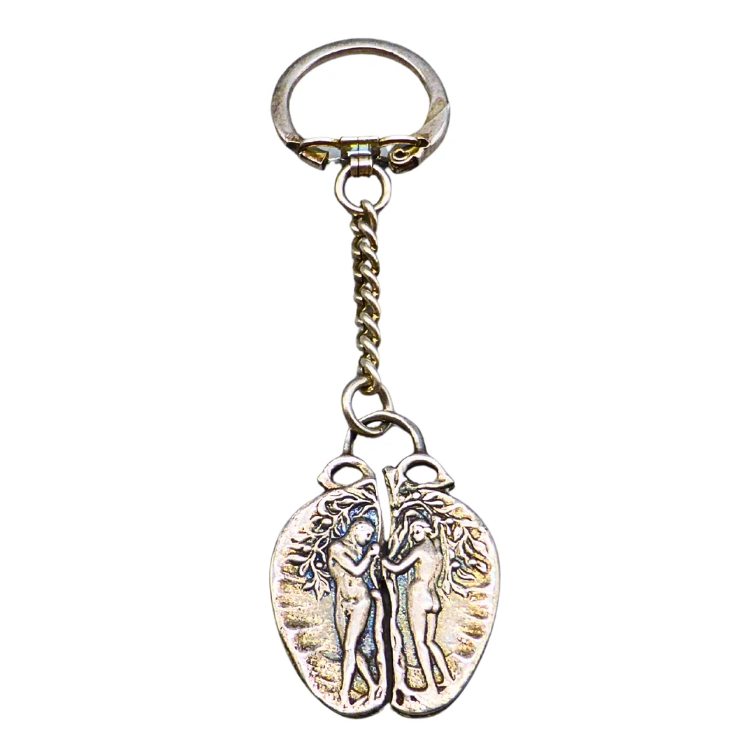 SCHLÜSSELANHÄNGER ADAM UND EVA AUS 925ER SILBER MIT GRAVUR HELMUT UND ERIKA. — Brooches & Pendants — Auktionshaus Stuber's Hammerschlag
