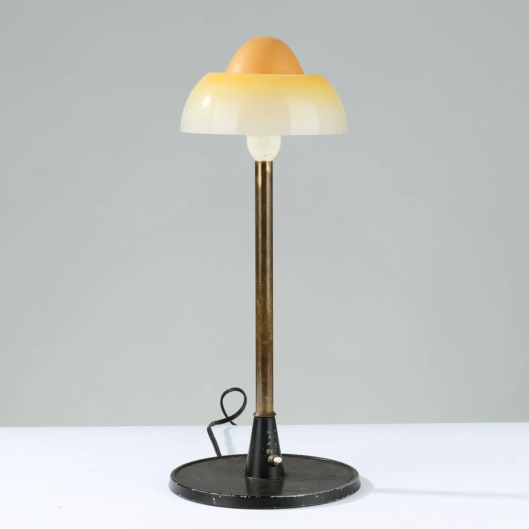 DANSK DESIGN. Bordlampe af messing og sortlakeret stål med "spejlæg"-skærme, 1900-tallets midte. — Table Lamps — Palsgaard Kunstauktioner