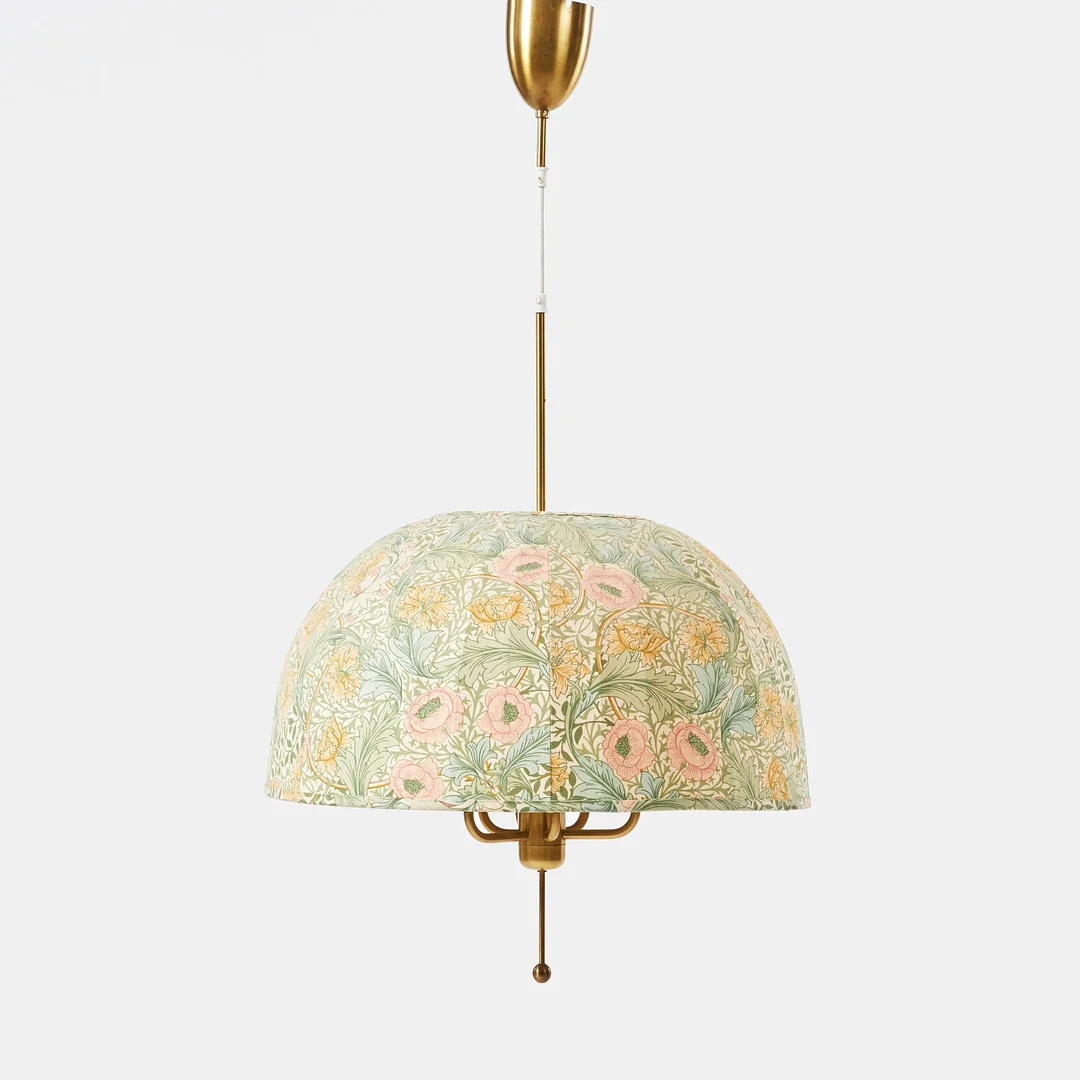 HANS-AGNE JAKOBSSON. Taklampa, modell T549/6, skärm i floral textil, mässing. — Ceiling lights — Stockholms Auktionsverk Sickla