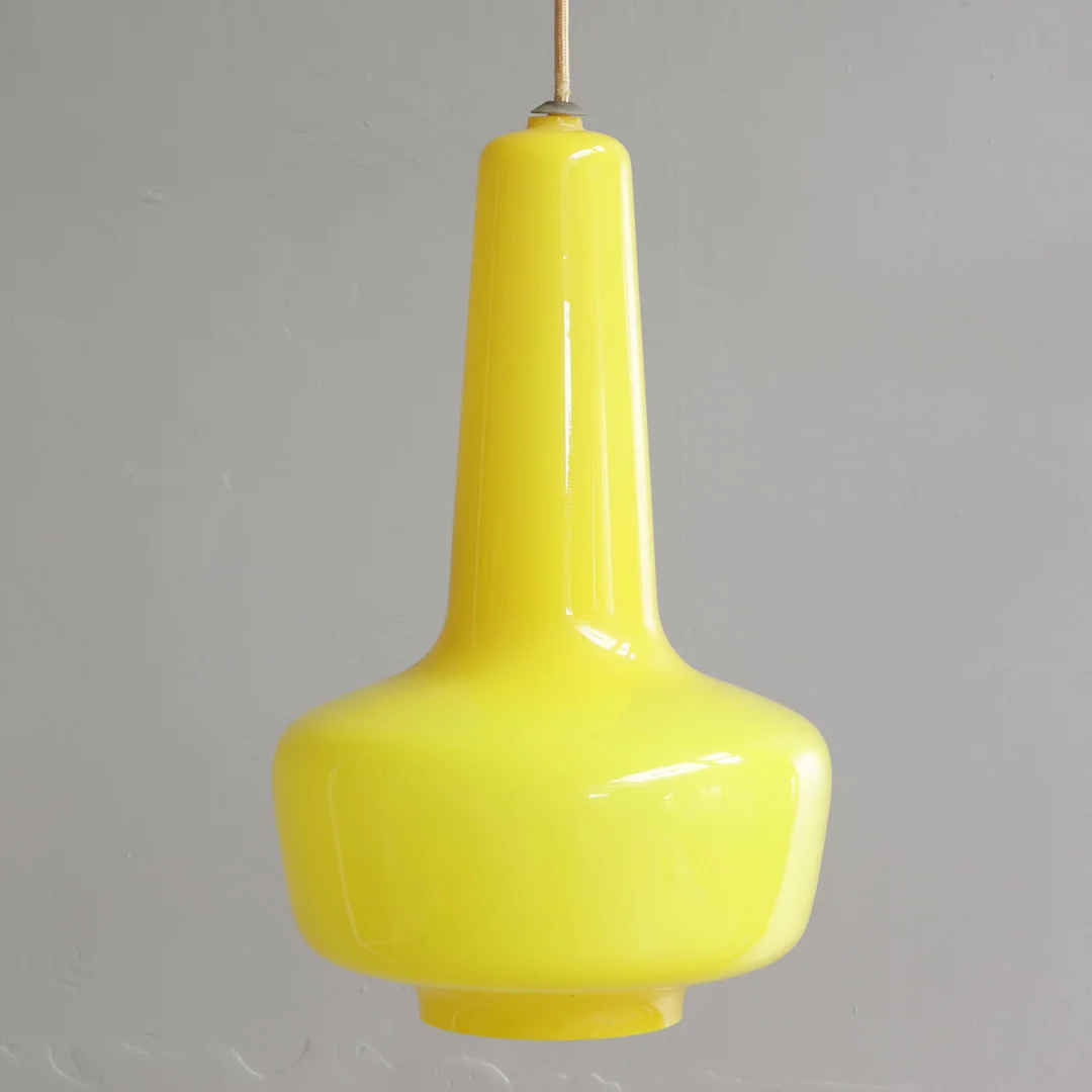 JACOB EILER BANG. “Kreta”, pendel med skærm af opalglas med gult overfang. Udført hos Fog & Mørup. Danmark, 1960'erne. — Ceiling lights — Woxholt Auktionshus