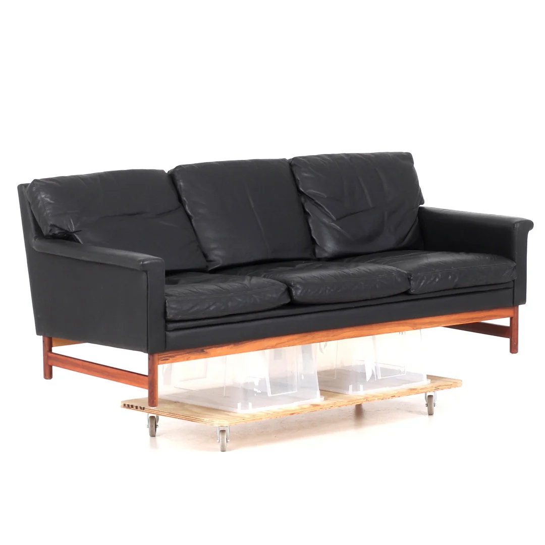 SOFFA, skinn, jakaranda. 1960-tal. — Sofas & Seatings — Stadsauktion Sundsvall