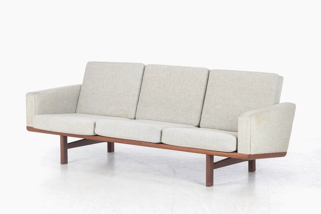 Hans J. Wegner. Three-seater sofa, mahogany model GE-236. — Furniture/Lounge suites, sofas — Lauritz