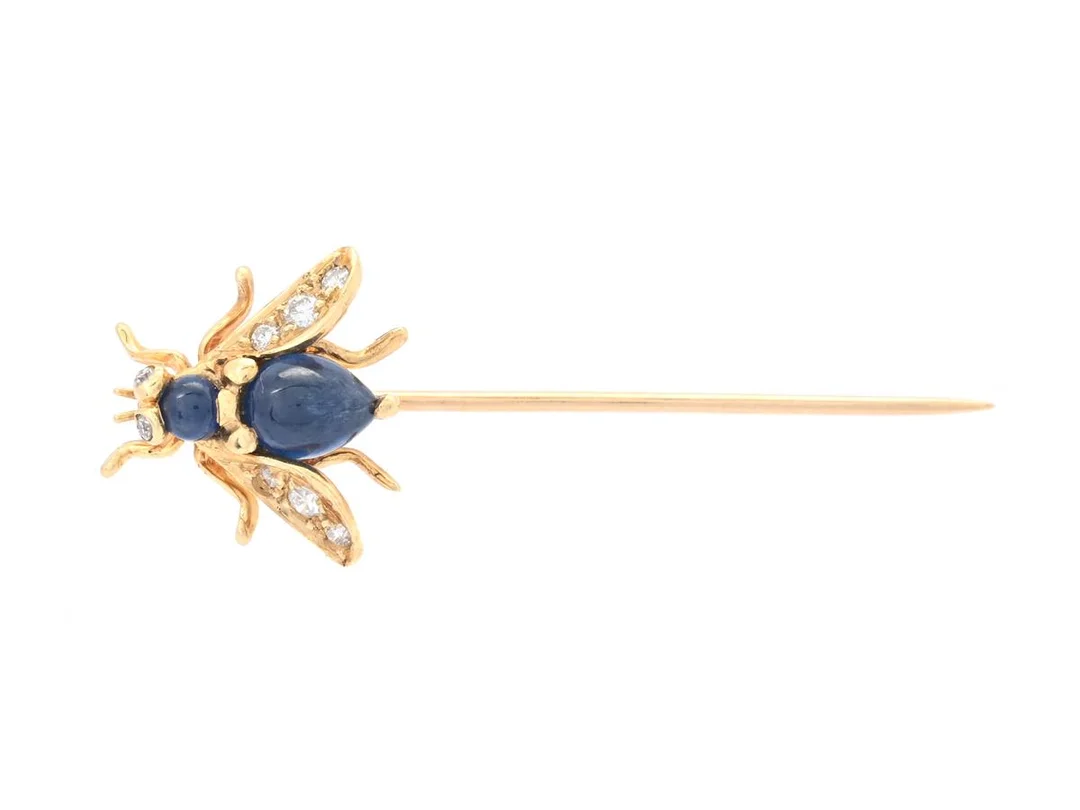 NÅL, fluga, 18K guld, cabochonslipade safirer, briljantslipade diamanter 0,07 ctv, flugans mått 10x12 mm, vikt 1,3 g. — Smycken/Nål — Kaplans