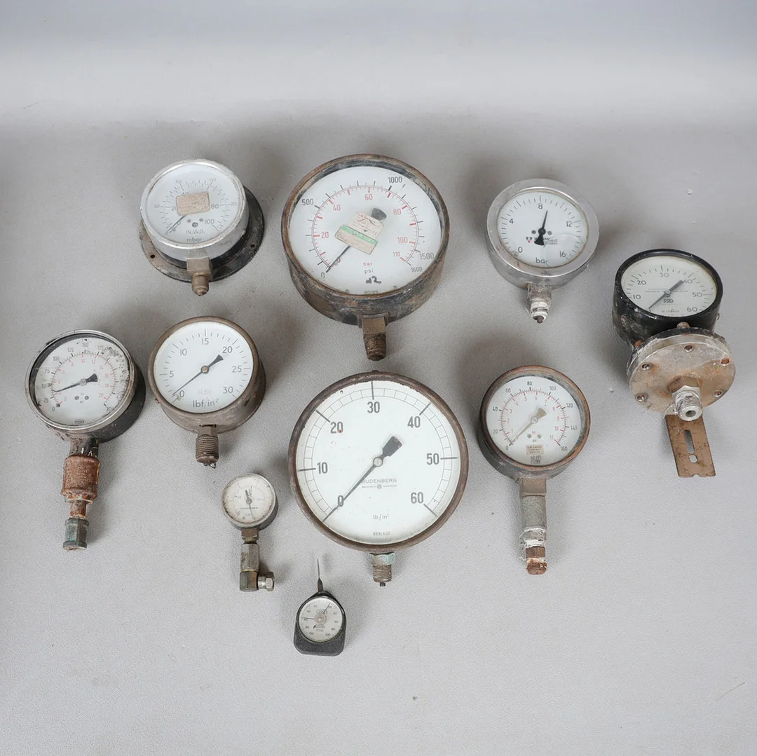 NINE VARIOUS PRESSURE GAUGES (9). — Technica & Nautica — Bishop & Miller