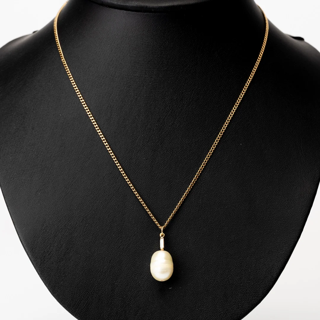 HÄNGE, guld, 18K med pärla samt diamant och vit sten, KEDJA guld, 18K, otydliga stämplar. — Objet de vertu & Miscellaneous — Auktionshuset Kolonn