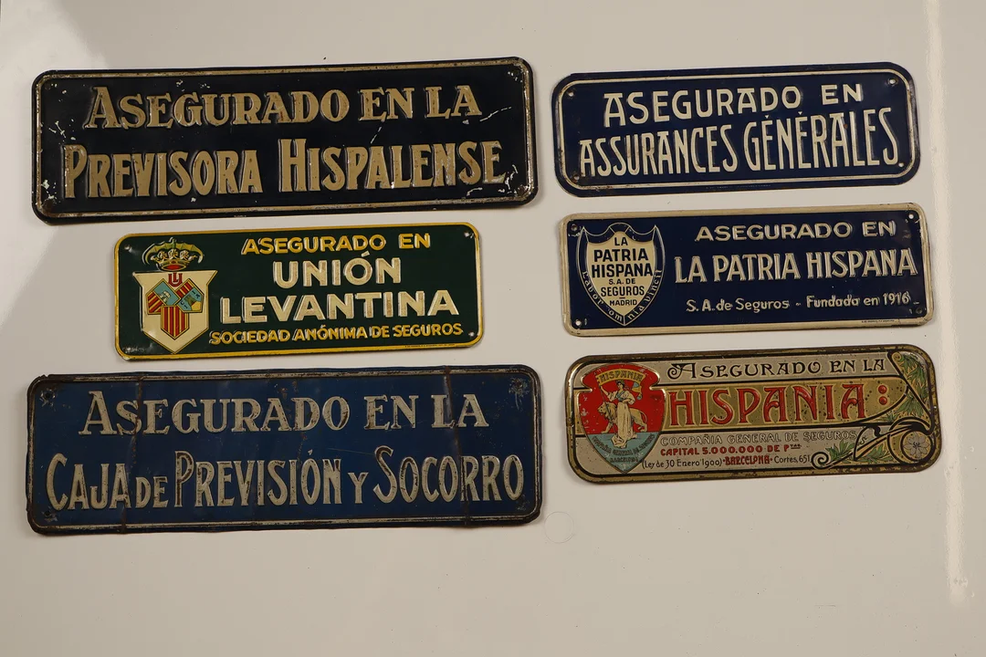 Hispania y otros. 6 placas publicitarias en hojalata estampada, litografiada y pintada. — Other collectables — Barcelona Auctions