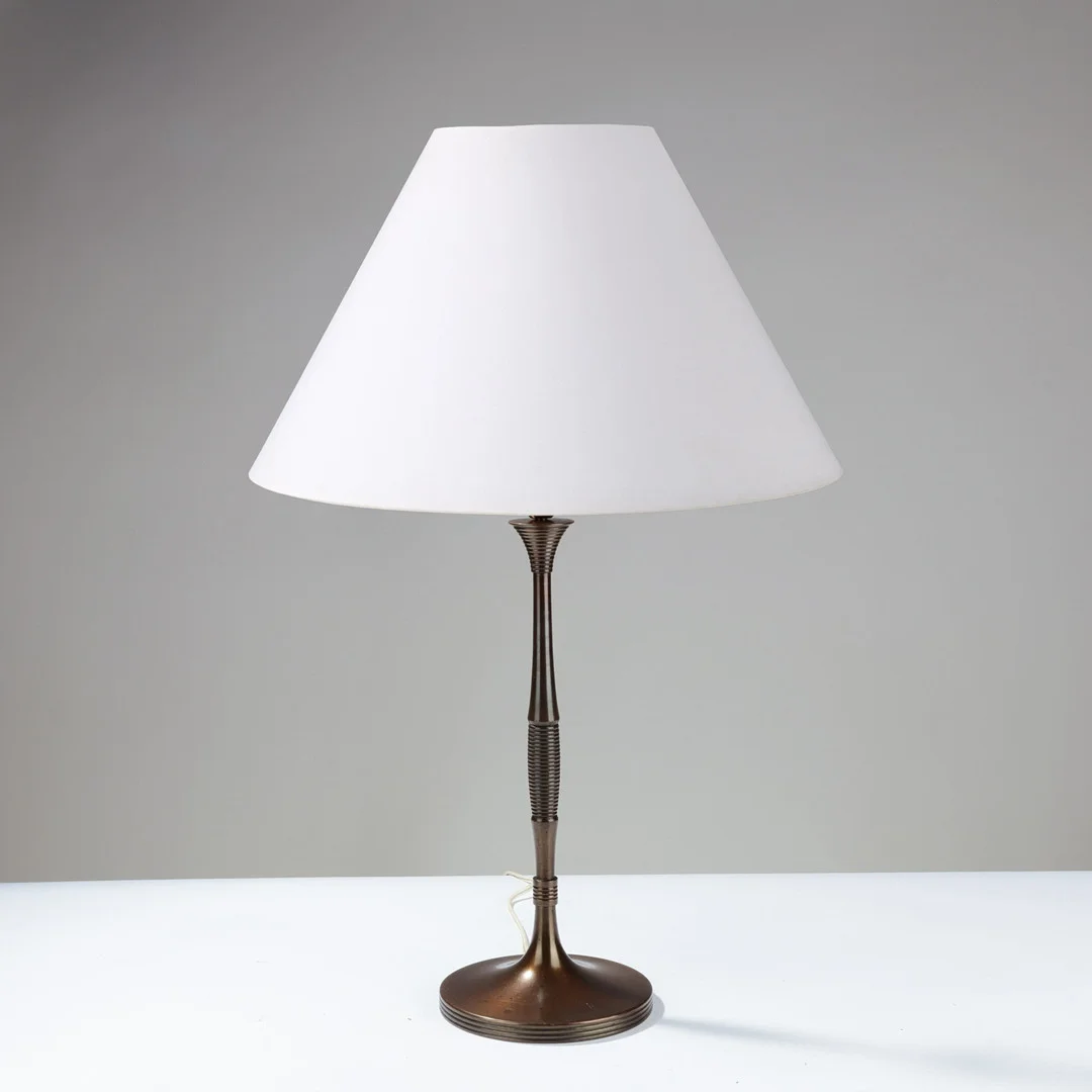 BRUNO PAUL (1874–1968). TILSKREVET. Art deco bordlampe af bronzepatineret messing, HAGS, Østrig, 1930'erne. — Table Lamps — Palsgaard Kunstauktioner