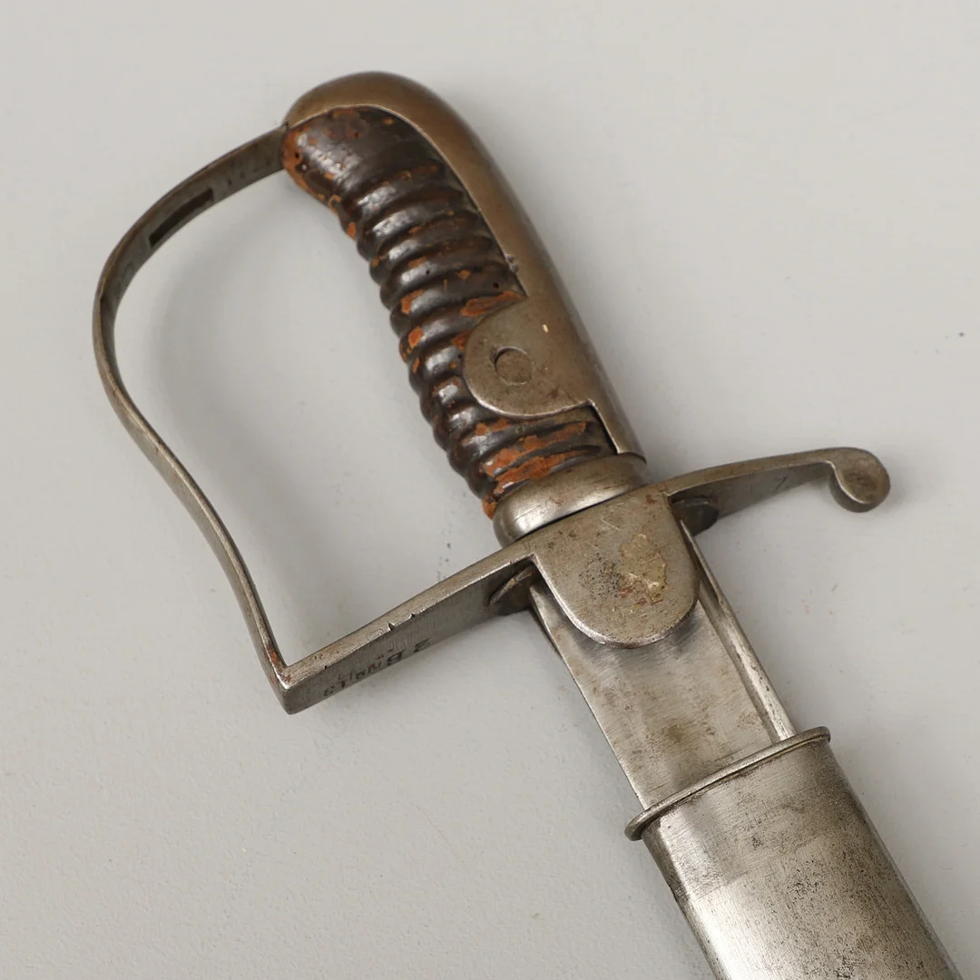 SABEL, svensk, m/1831, för manskap vid artilleriet, med stålbalja. — Edged weapons — Crafoord Auktioner Malmö