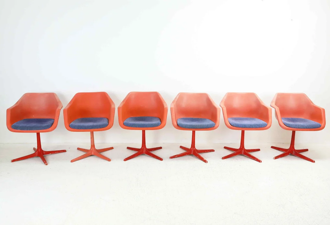 ROBIN DAY (1915–2010). Stolar, 6 st, Space Age, för Hille, England, tillverkade av Overman, 1960-tal. — Armchairs & Chairs — Hälsinglands Auktionsverk