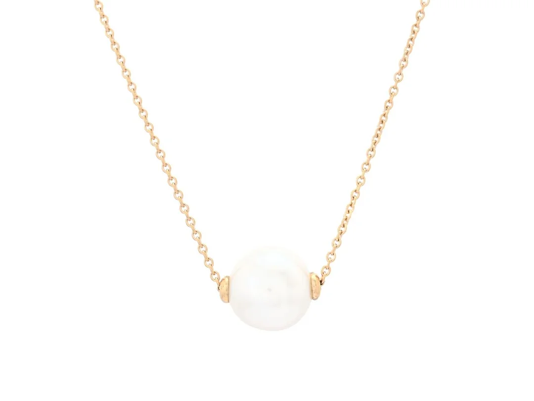 COLLIER, 18K guld, odlad pärla 9,75 mm, längd 42 cm, vikt 3,5 g. — Smycken/Collier — Kaplans