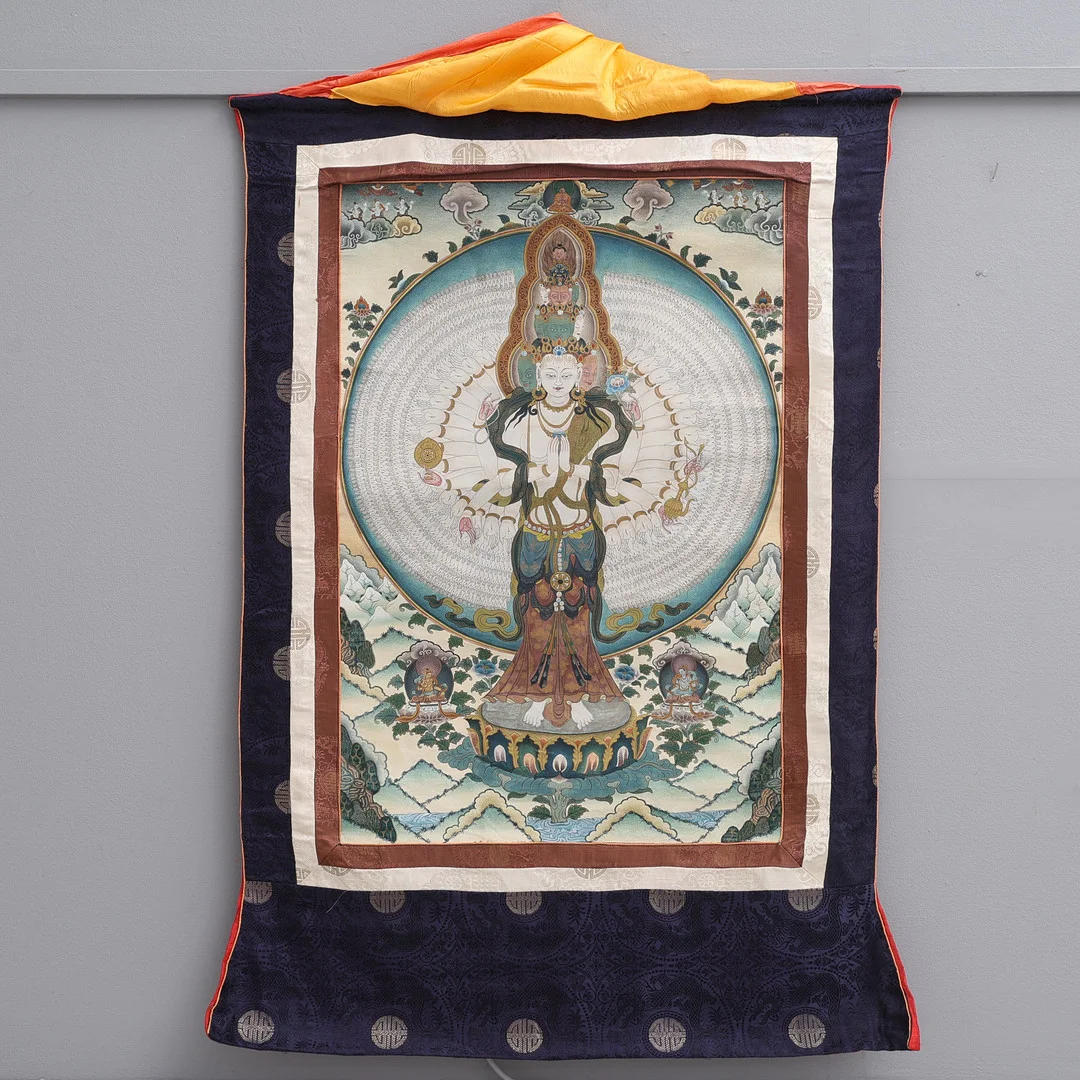 EN THANGKA FÖRESTÄLLANDE DEN TUSENARMADE AVALOKITESVARA, Tibet, 1950/60-TAL. — Scrolls — Crafoord Auktioner Lund