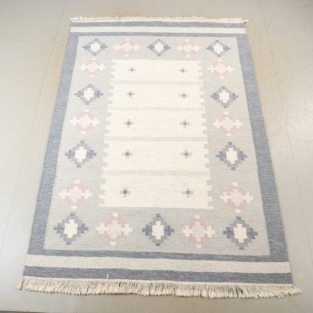 MATTA, rölakan, 244 x 168 cm. — European Carpets & Textiles — Helsingborgs Auktionskammare