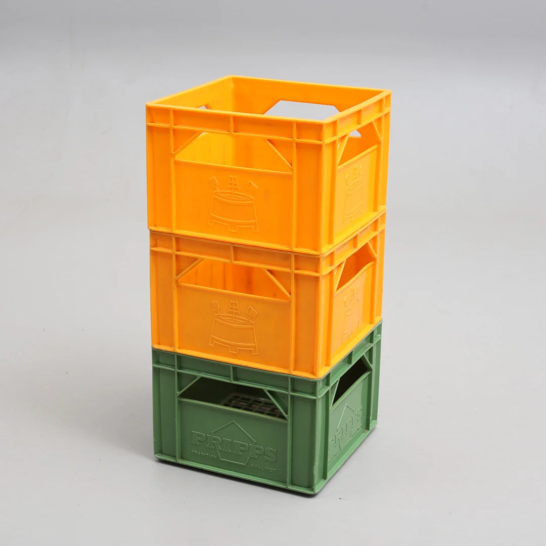 BRYGGERIBACKAR, 3 st, plast, bla Pripps. — Miscellaneous — Auktionshuset Thelin & Johansson