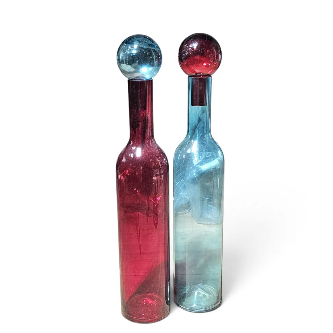 Pareja de grandes botellas en cristal soplado en color rojo y azul. — Art glass — Arce Auctions