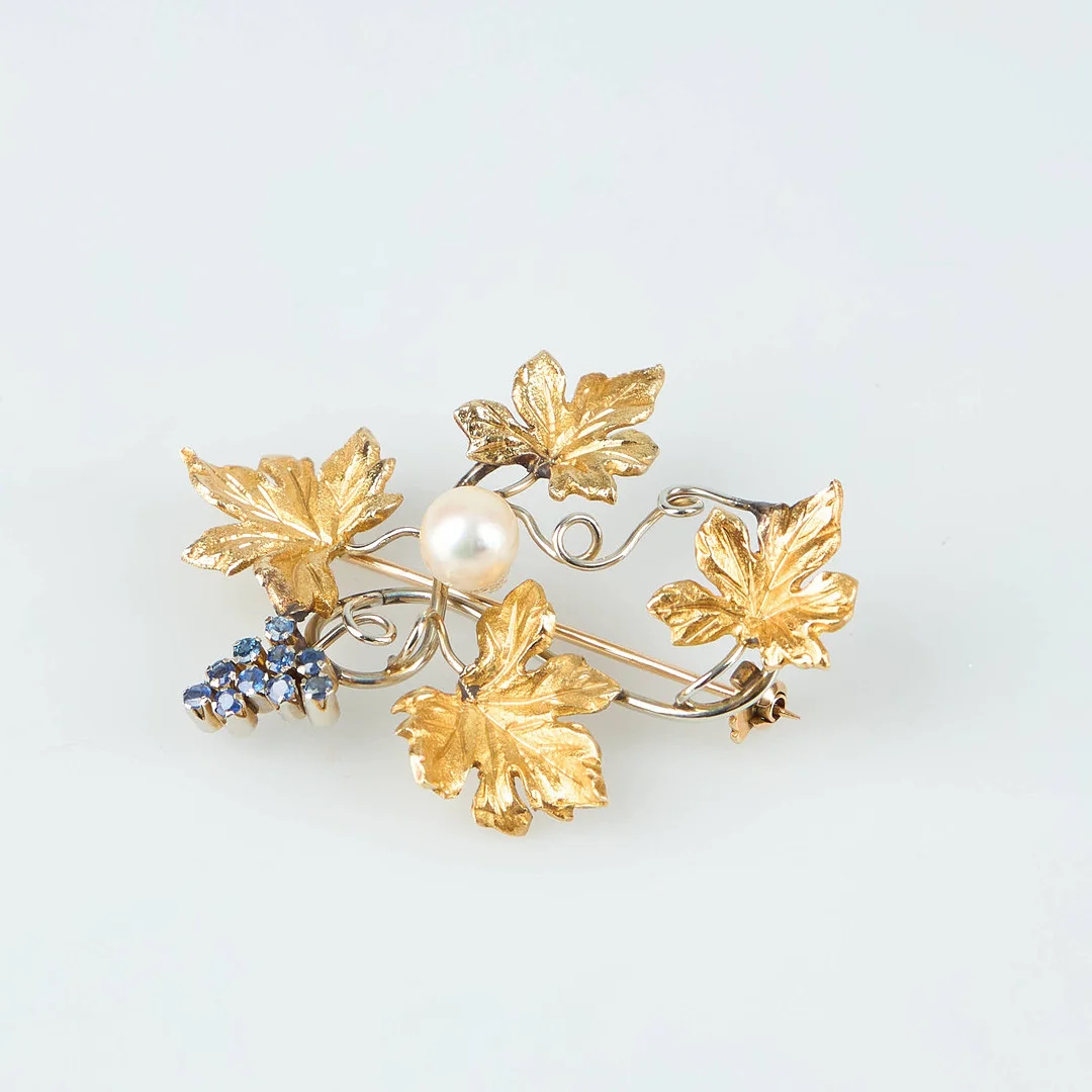 BROSCH, 18K guld/vitguld, safirer med pärla, Ceva, Alessandria cirka 1940. — Brooches & Pendants — Stockholms Auktionsverk Helsinki