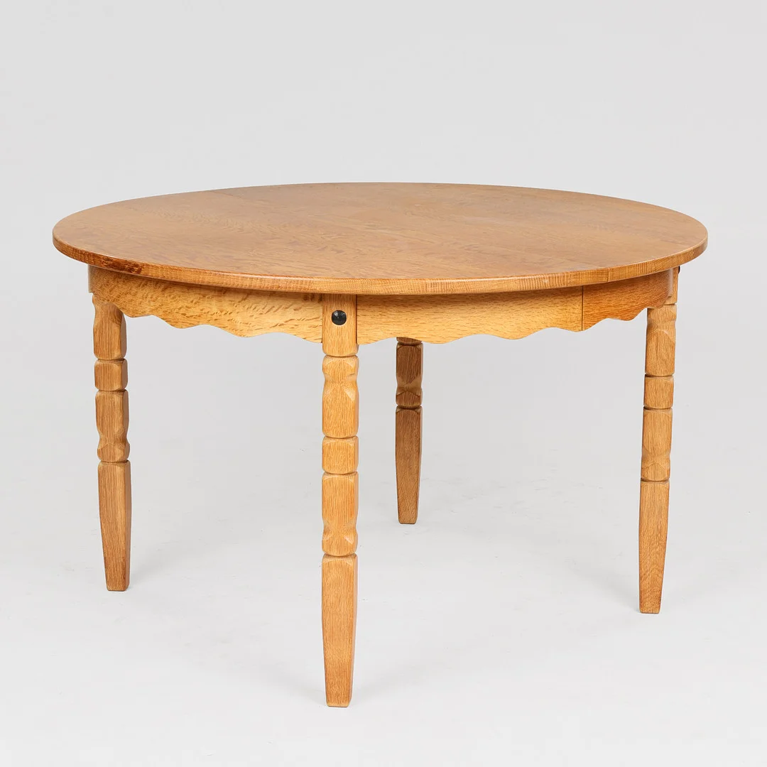 Spisebord af massivt egetræ med udtræk, 1970'erne (3). — Dining tables — Palsgaard Kunstauktioner