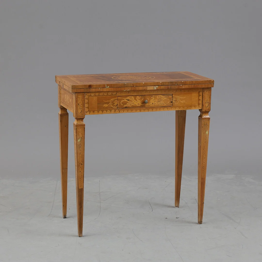 SPELBORD, nyklassicism/gustaviansk stil, intarsia med slottsmotiv och dekorativa bårdmönster, 1800-tal/sekelskiftet 1900. — Tables — Södermanlands Auktionsverk