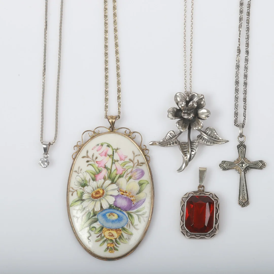 HÄNGEN, 5 stycken, silver med bl. a. stenar. — Brooches & Pendants — Helsingborgs Auktionskammare