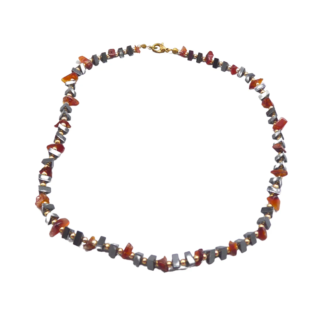 SPLITTERKETTE MIT HÄMATIT UND KARNEOL. — Necklace — Auktionshaus Stuber's Hammerschlag