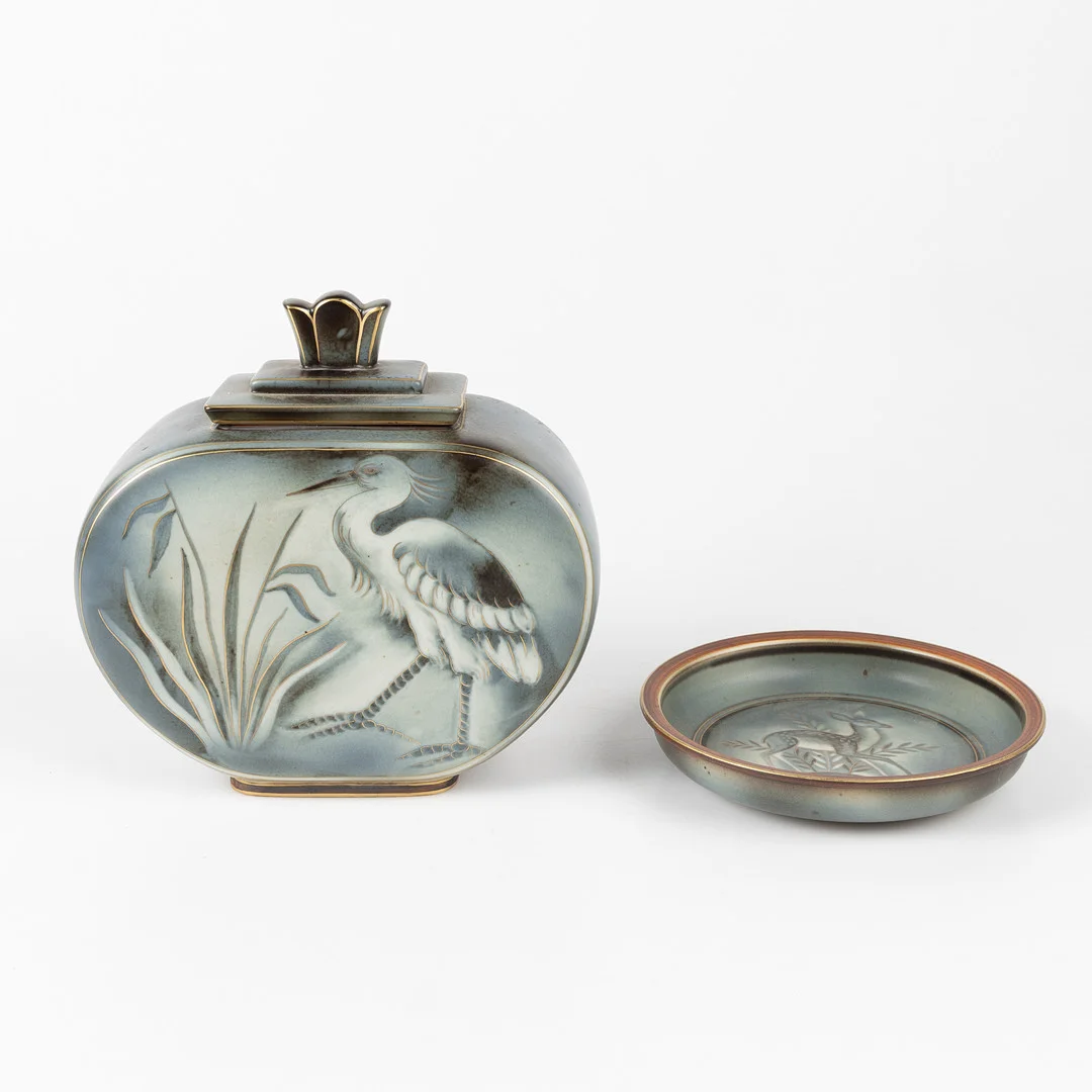 GUNNAR NYLUND. Lockurna samt fat, "Flambé", dekor Olsson, Rörstrand, Sverige 1930/40-tal, glaserat och bemålat stengods. — European — Stockholms Auktionsverk Helsingborg