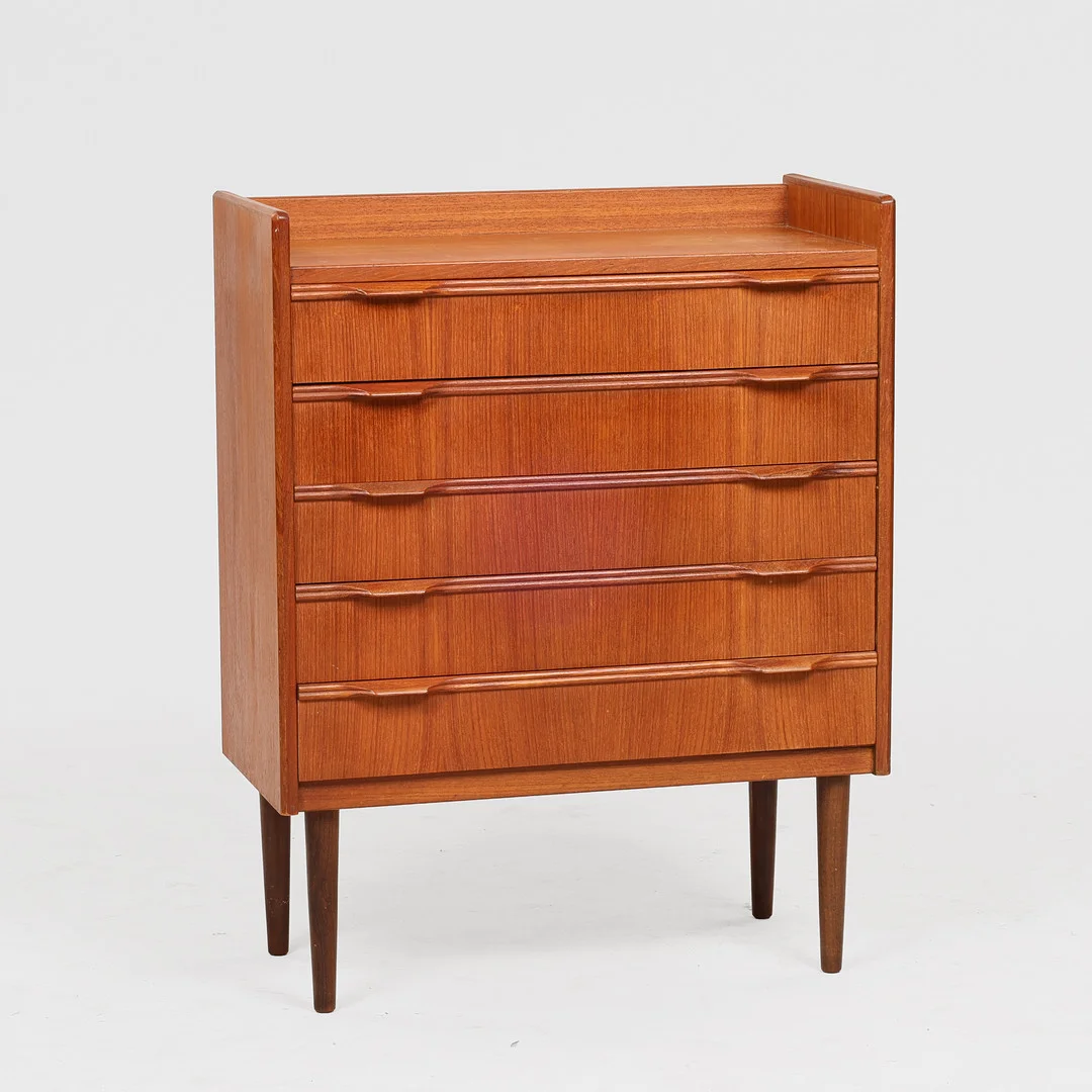 HENNING JØRGENSEN. Fredericia Møbelfabrik. Kommode af teak med fem skuffer, 1950-60'erne, Danmark. — Chests of drawers — Palsgaard Kunstauktioner