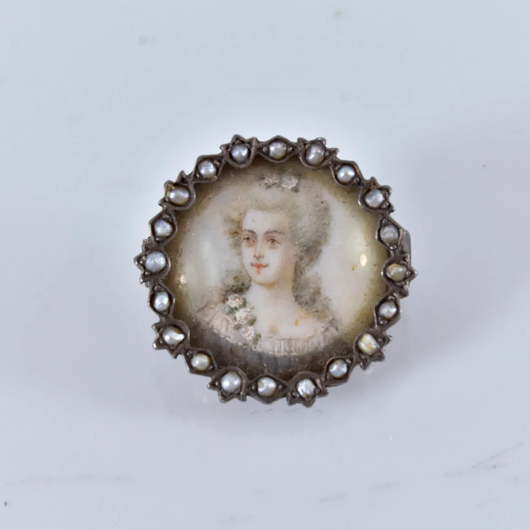 BROSCH, med miniatyrmålning och fröpärlor, silver. — Brooches & Pendants — Halmstads Auktionskammare
