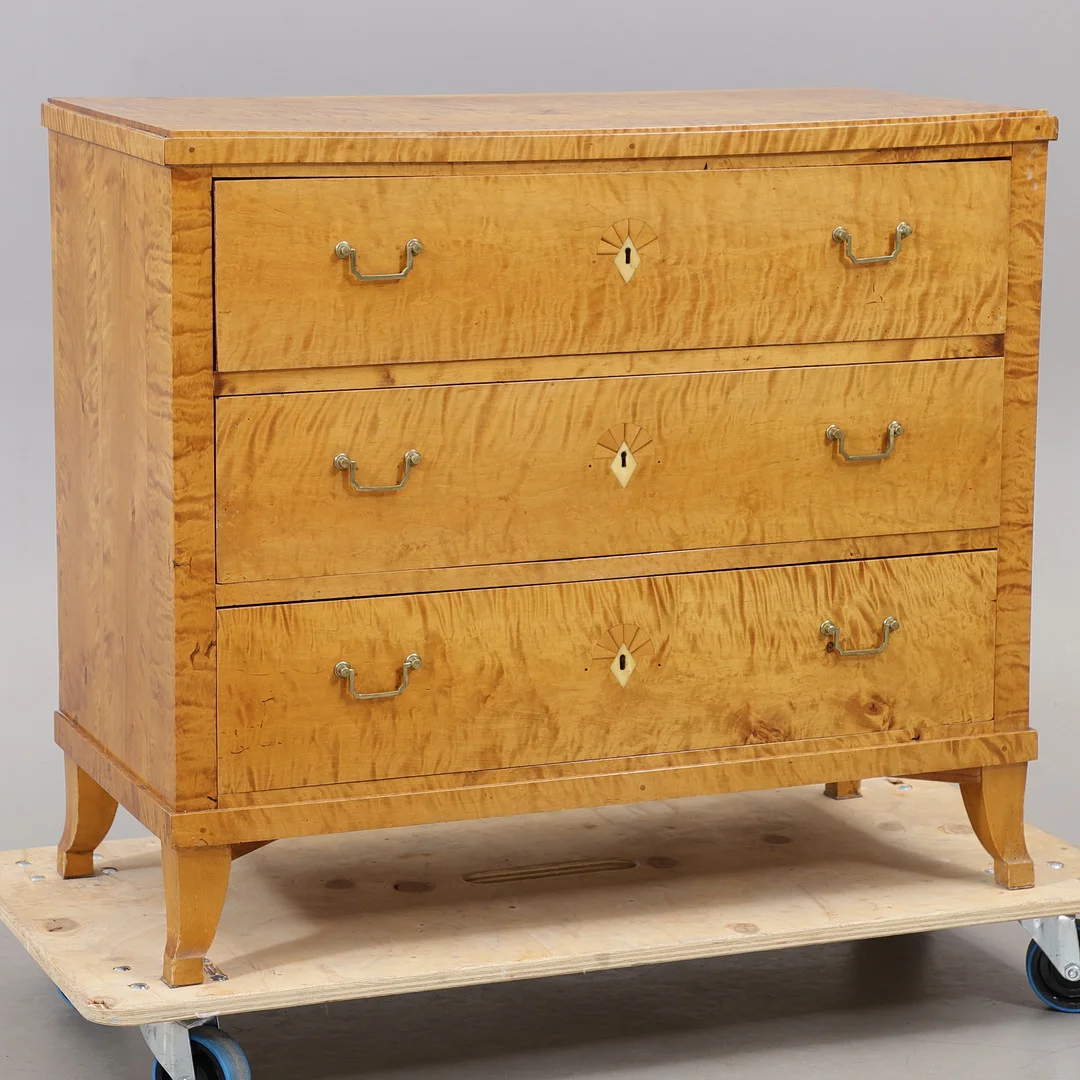 BYRÅ, intarsia, 1900-talets första hälft. — Chests of drawers — Växjö Auktionskammare