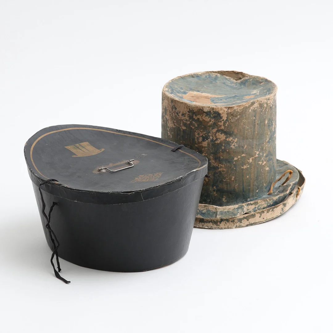 CYLINDERHATTAR, 2 st i askar, bla Söderström, Stockholm. — Vintage & Designer Fashion — Auktionshuset Thelin & Johansson