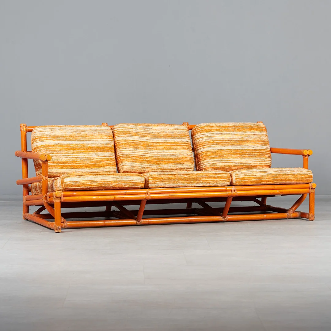 LYDA LEVI. McGuire, Dreisitzer Sofa, Rattan, Textil, 1980er Jahre, USA. — Sofas & Seatings — Stockholms Auktionsverk Köln